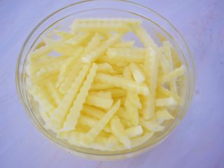 2、狼牙土豆,土豆去皮后用波浪刀切成条状，洗去淀粉后放入清水浸泡备用