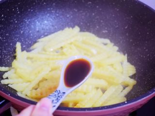 7、狼牙土豆,加入生抽