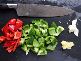 2、酱爆鲜鱿,姜、蒜切片备用。