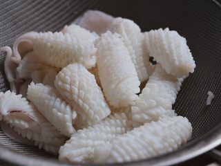 7、酱爆鲜鱿,鱿鱼卷曲变白迅速捞出控水。