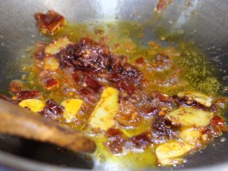 8、酱爆鲜鱿,热锅加油六成热，先后加入姜片蒜片炒香，加入一勺郫县辣椒酱小火炒出红油，可少量加水，使酱汁呈润泽状。