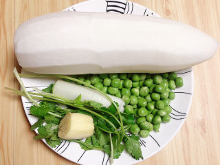 1、萝卜肉丸汤,准备好蔬菜。白萝卜、豌豆、葱姜、香菜。