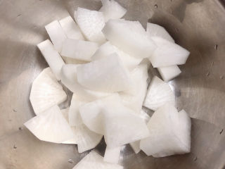 3、萝卜肉丸汤,白萝卜切成1厘米的厚块。