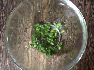 1、葱油汤面,小葱切成葱花