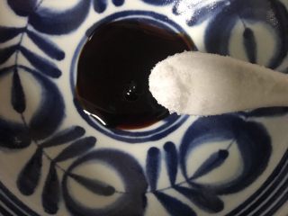 3、葱油汤面,加一点点盐