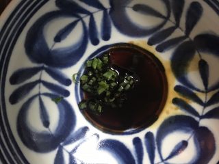 6、葱油汤面,加入一半葱花