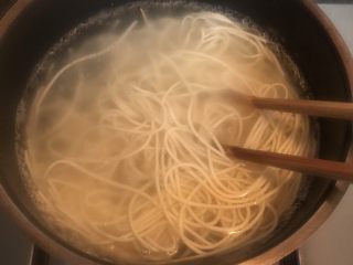 9、葱油汤面,放入面条