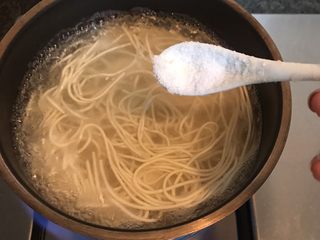 10、葱油汤面,加一点点盐