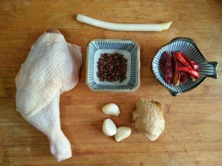1、歌乐山辣子鸡,准备食材。