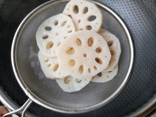 4、老醋三宝#吃出好身材#,沥水捞出摆入盘中。