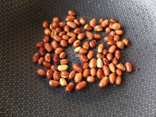 9、老醋三宝#吃出好身材#,小火翻炒至外皮爆开，花生米炒出焦香味。