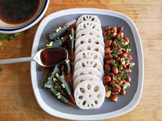 14、老醋三宝#吃出好身材#,淋上调好的料汁。