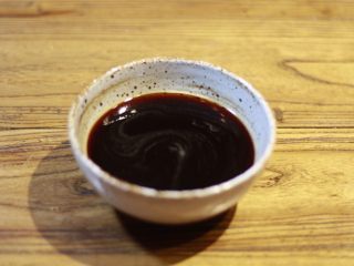 7、下饭菜????肉末茄子,准备半碗清水，依次加入少许醋、生抽、老抽，再加入一勺糖与少许淀粉，将其拌匀备用。