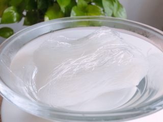 1、蒜茸粉丝金针菇,粉丝用热水浸泡
