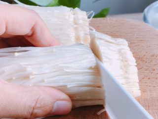 2、蒜茸粉丝金针菇,金针菇洗净切去根部