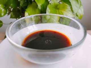 3、蒜茸粉丝金针菇,（汤匙）三勺生抽、一勺蚝油、香油、食盐、鸡精，搅拌均匀备用