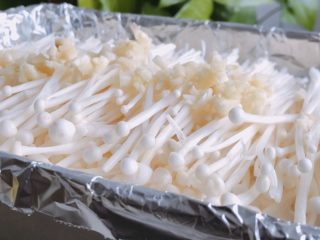 4、蒜茸粉丝金针菇,撒上蒜末