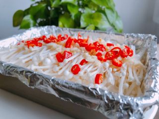 5、蒜茸粉丝金针菇,小米椒