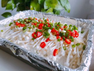 6、蒜茸粉丝金针菇,撒上葱花