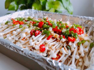 7、蒜茸粉丝金针菇,淋上调好的酱汁