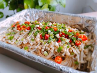 9、蒜茸粉丝金针菇,烤好后撒上香菜或者葱花点缀