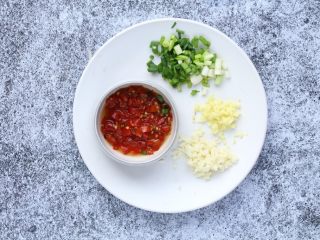 3、鱼香豆腐,葱姜蒜剁细碎备好。