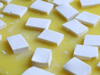 4、鱼香豆腐,将豆腐沥水，切约长4厘米，宽2厘米、厚5毫米的块待用。