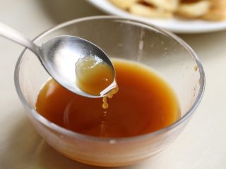 8、鱼香豆腐,在煎豆腐的同时，取一小碗，加入酱油、白醋、白砂糖、水淀粉、盐，少量兑些水调成料汁。