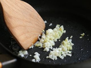 9、鱼香豆腐,炒锅内加入适量油烧至七成热，爆香姜末、蒜末。