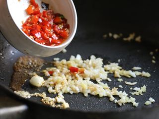 10、鱼香豆腐,放入剁椒炒香。