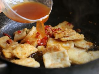 12、鱼香豆腐,加入调好的料汁翻匀。