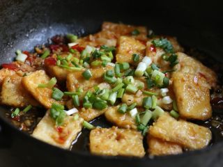 14、鱼香豆腐,出锅前撒入葱花即可。