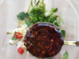 14、大吉大利香辣口水鸡,把香菜段,葱花,姜末,蒜末,小米辣用小碗装好,加一勺辣椒油。