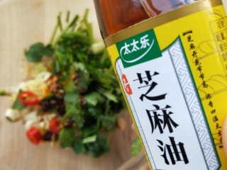 15、大吉大利香辣口水鸡,一小勺芝麻油。