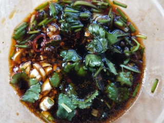 24、大吉大利香辣口水鸡,搅拌均匀。