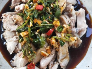 25、大吉大利香辣口水鸡,浇在鸡腿上。