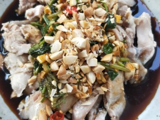 26、大吉大利香辣口水鸡,撒上花生碎。