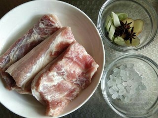 1、经典红烧肉,准备好材料。