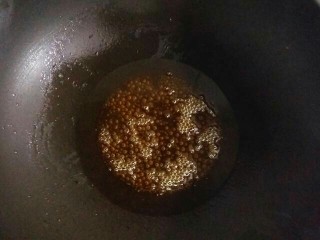 4、经典红烧肉,锅内放少许油,开中小火,放入冰糖炒糖色,等冰糖慢慢融化并且起泡的时候,糖色就炒好了。