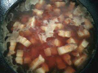 5、经典红烧肉,糖色炒好,放入控好水分的五花肉翻炒均匀,加入适量开水,大火烧三分钟。