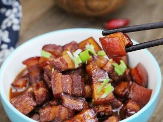 10、经典红烧肉,将做好的红烧肉装盘,就可以美美的开吃啦!