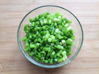 2、炒苍蝇头,切成小丁