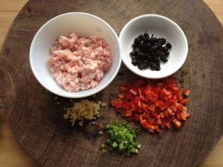3、炒苍蝇头,准备好肉末、豆豉，红椒切丁、葱花、姜末