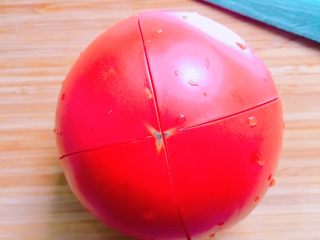 2、牛排藜麦沙拉????,番茄????就买大的，圣女果尽量不要吃。划十字放到煮藜麦的热水里烫五分钟，取出来轻松剥皮。水倒掉。