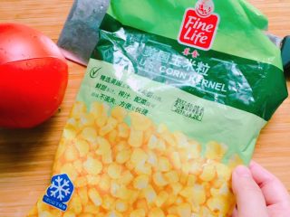 4、牛排藜麦沙拉????,玉米粒，可以自己刨????，或者买这种现成的，特别方便，煮两分钟滤水待凉。