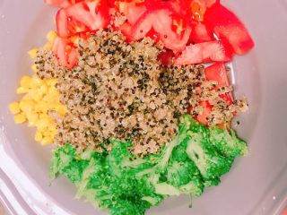 7、牛排藜麦沙拉????,玉米????番茄????西兰花????➕三色藜麦摆盘????