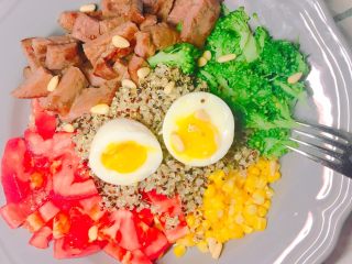 8、牛排藜麦沙拉????,切开温泉蛋，撒上松子或者干果碎，一整盘，所有营养都在里面，好吃到不想分给旁边那位，小孩大人都喜欢吃！
