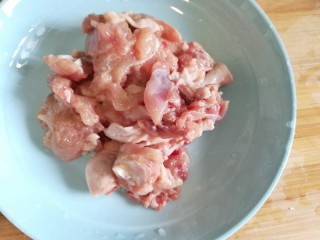 7、椒香辣子鸡,用盐、料酒、十三香腌制鸡块30分钟以上，如果时间允许，可以尽量多腌些时间。