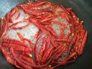 9、椒香辣子鸡,干辣椒用开水煮上3分钟，让其发涨