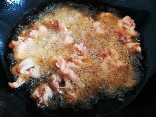 13、椒香辣子鸡,用略大于中火的火候炸鸡块。（超大火容易炸糊，中小火容易将鸡块炸得绵而不酥，鸡块口感易老）